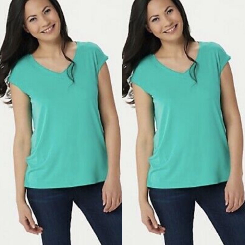 👕SUSAN GRAVER -  NWOT V-neck Top